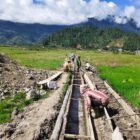 Babinsa Koramil 04/Bintang Sertu Amris Gunawan bersama masyarakat melaksanakan gotong royong membuat saluran air irigasi, Senin (5/10/2026).dok:Ist