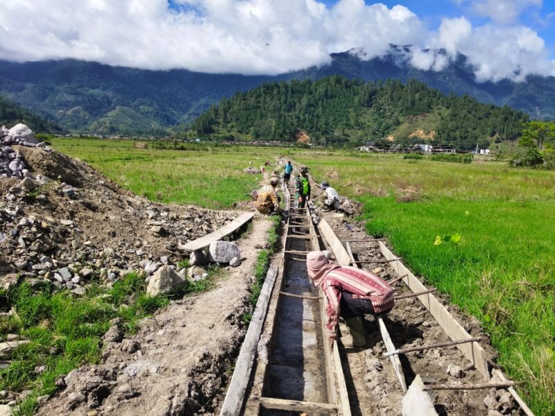 Babinsa Koramil 04/Bintang Sertu Amris Gunawan bersama masyarakat melaksanakan gotong royong membuat saluran air irigasi, Senin (5/10/2026).dok:Ist