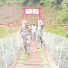 Sertu Anzas Fajar AP bersama anggota Linmas melakukan pengecekan jembatan gantung di Desa Burni Bius, Senin (5/10/2026).dok:Ist