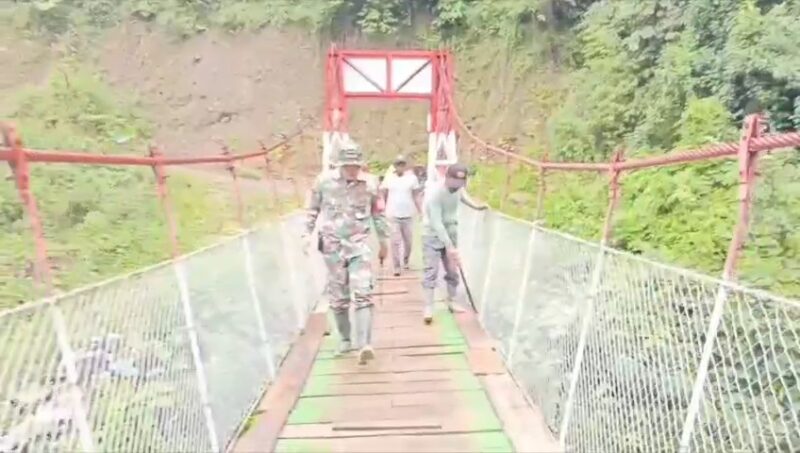 Sertu Anzas Fajar AP bersama anggota Linmas melakukan pengecekan jembatan gantung di Desa Burni Bius, Senin (5/10/2026).dok:Ist