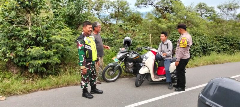 Babinsa Koramil 02/Bebesen dan serta Bhabinkamtibmas saat melaksanakan sosialisasi dan mitigasi antisipasi karhutla kepada masyarakat dan aparat desa di wilayah Pos Ramil Kute Panang, Aceh Tengah, Selasa (6/10/2026).dok:Ist