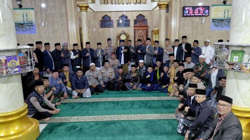 Foto bersama unsur Forkopimda, TNI-Polri, akademisi, tokoh agama dan masyarakat usai mengikuti Safari Subuh di Masjid Jami’ Baiturrahman, Kampung Tetunjung, Kecamatan Lut Tawar, Aceh Tengah, Rabu (7/10/2026).dok:Ist