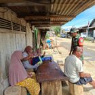 Babinsa Koramil 01/Lut Tawar Kopka Ansarya Ginting saat melaksanakan Komsos bersama warga Desa Wak Toweren, Rabu (7/10/2026).dok:Ist