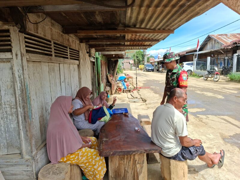 Babinsa Koramil 01/Lut Tawar Kopka Ansarya Ginting saat melaksanakan Komsos bersama warga Desa Wak Toweren, Rabu (7/10/2026).dok:Ist