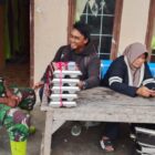 Babinsa Koramil 06/Jagong Serka Kusyadi saat melaksanakan Komsos bersama warga, Rabu (7/10/2026)dok:Ist