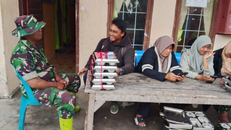 Babinsa Koramil 06/Jagong Serka Kusyadi saat melaksanakan Komsos bersama warga, Rabu (7/10/2026)dok:Ist