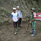 Koptu Zaini Saputra bersama masyarakat melaksanakan gotong royong membersihkan lingkungan di Desa Kerawang, Kamis (8/10/2026).dok:Ist