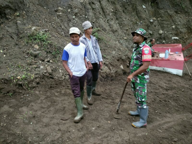 Koptu Zaini Saputra bersama masyarakat melaksanakan gotong royong membersihkan lingkungan di Desa Kerawang, Kamis (8/10/2026).dok:Ist