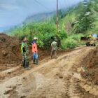 Babinsa Koramil 04/Bintang bersama petugas terkait membantu penanganan material longsor yang menutup jalan lintas Bintang-Takengon, Kamis (8/10/2026).dok:Ist