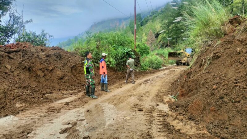 Babinsa Koramil 04/Bintang bersama petugas terkait membantu penanganan material longsor yang menutup jalan lintas Bintang-Takengon, Kamis (8/10/2026).dok:Ist