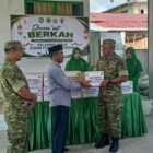 Personel Koramil 02/Bebesen bersama Persit Ranting 03 Bebesen menyalurkan bantuan 12 paket sembako kepada warga kurang mampu, Jumat (9/10/2026). dok:Ist