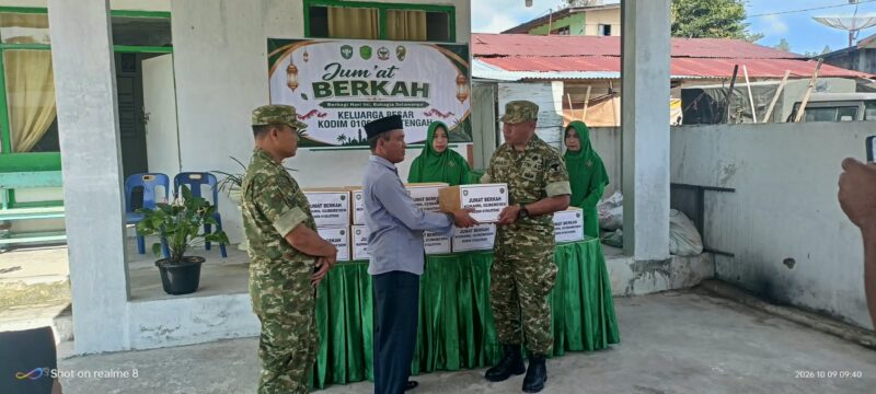 Personel Koramil 02/Bebesen bersama Persit Ranting 03 Bebesen menyalurkan bantuan 12 paket sembako kepada warga kurang mampu, Jumat (9/10/2026). dok:Ist