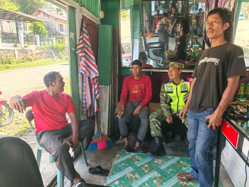 Serka Adang Sukmana, melaksanakan komunikasi sosial bersama masyarakat, Jumat (9/10/2026).dok:Ist