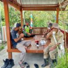 Babinsa Koramil 02/Bebesen, Kopka Mirda Gunawan, melaksanakan kegiatan Komsos bersama warga, Minggu (11/10/2026).dok:ist