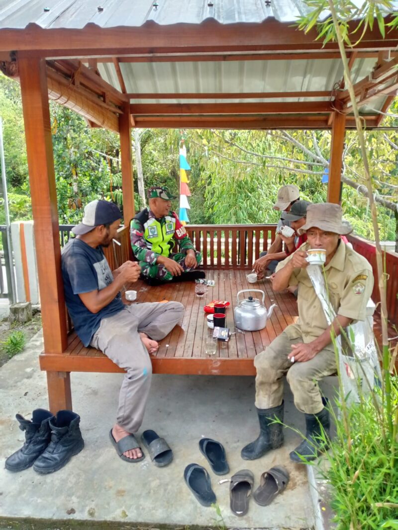Babinsa Koramil 02/Bebesen, Kopka Mirda Gunawan, melaksanakan kegiatan Komsos bersama warga, Minggu (11/10/2026).dok:ist
