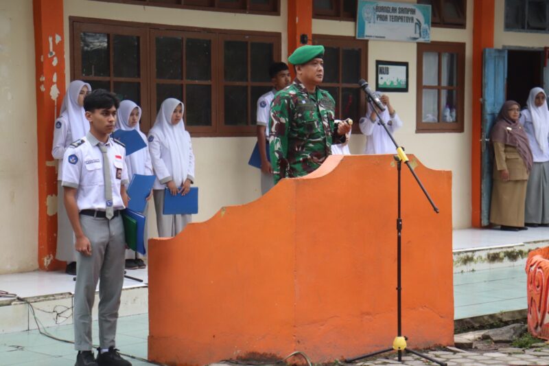 Dandim 0106/Aceh Tengah Letkol Czi Rudy Haryanto bertindak sebagai pembina upacara bendera dalam rangka pembinaan karakter peserta didik di SMAN 4 Takengon, Senin (12/10/2026).dok:ist