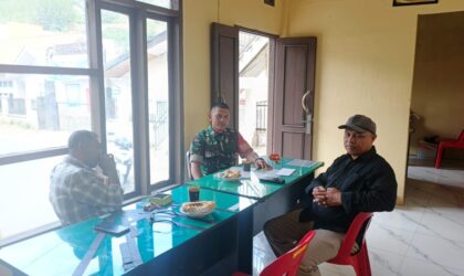 Babinsa Koramil 01/Lut Tawar, Sertu Johari, melaksanakan komunikasi sosial bersama warga binaan di Desa Asir-Asir, Selasa (13/10/2026).dok:Ist