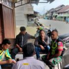 Babinsa Koramil 08/SN, Koptu Zaini Saputra, melaksanakan komsos bersama masyarakat di Desa Kerawang, Selasa (13/10/2026).dok:Ist