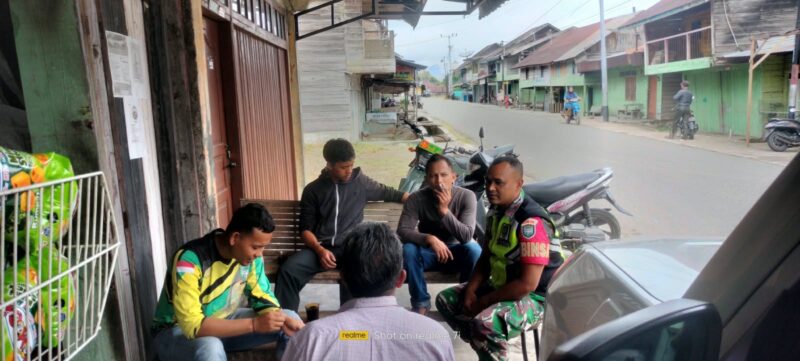 Babinsa Koramil 08/SN, Koptu Zaini Saputra, melaksanakan komsos bersama masyarakat di Desa Kerawang, Selasa (13/10/2026).dok:Ist