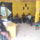 Babinsa Koramil 08/SN, Sertu Edi Saputra, melaksanakan kegiatan komunikasi sosial di Kantor Desa Wih Porak, Rabu (14/10/2026).dok:Ist