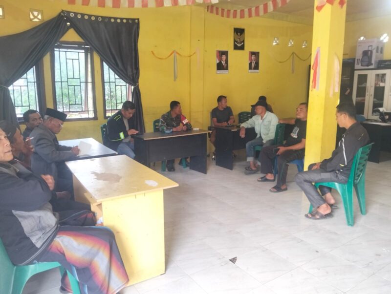 Babinsa Koramil 08/SN, Sertu Edi Saputra, melaksanakan kegiatan komunikasi sosial di Kantor Desa Wih Porak, Rabu (14/10/2026).dok:Ist