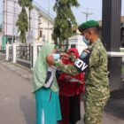 Personel Kodim 0106/Aceh Tengah membagikan masker kepada masyarakat di wilayah Takengon sebagai upaya mengantisipasi dampak kabut asap dan menjaga kesehatan warga, Jumat (16/10/2026).dok:Ist