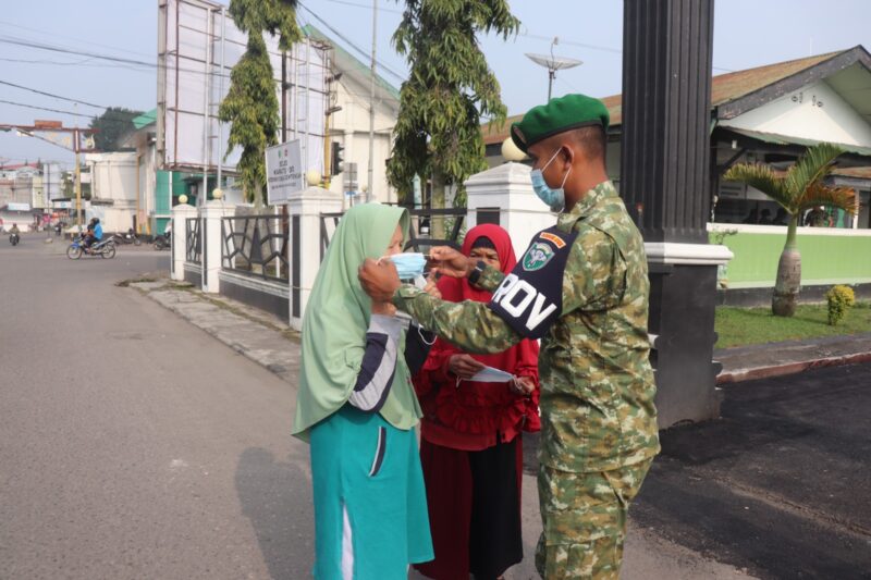Personel Kodim 0106/Aceh Tengah membagikan masker kepada masyarakat di wilayah Takengon sebagai upaya mengantisipasi dampak kabut asap dan menjaga kesehatan warga, Jumat (16/10/2026).dok:Ist