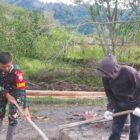 Babinsa Koramil 01/Lut Tawar, Serma Zainal, melaksanakan kegiatan karya bakti di Desa Timangan Gading, Sabtu (17/10/2026).dok:Ist