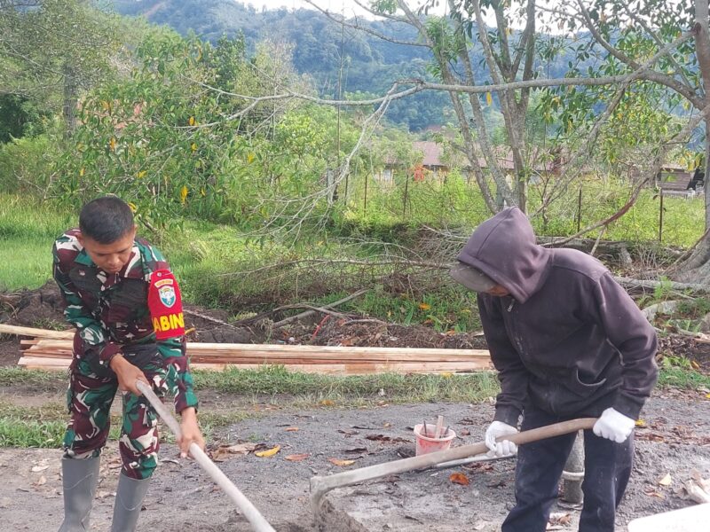 Babinsa Koramil 01/Lut Tawar, Serma Zainal, melaksanakan kegiatan karya bakti di Desa Timangan Gading, Sabtu (17/10/2026).dok:Ist