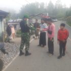 Anggota Koramil 05/Linge yang dipimpin Serka Mhd Tuah Hasibuan membagikan masker kepada masyarakat di Desa Kute Robel dan sekitar Kemukiman Isaq, Sabtu (17/10/2026).dok:Ist