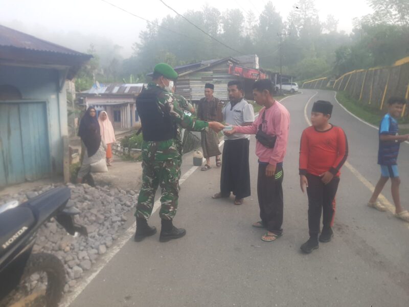 Anggota Koramil 05/Linge yang dipimpin Serka Mhd Tuah Hasibuan membagikan masker kepada masyarakat di Desa Kute Robel dan sekitar Kemukiman Isaq, Sabtu (17/10/2026).dok:Ist