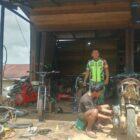 Babinsa Koramil 07/Atu Lintang, Sertu Zikran, melaksanakan komunikasi sosial bersama masyarakat, Sabtu (17/10/2026).dok:Ist
