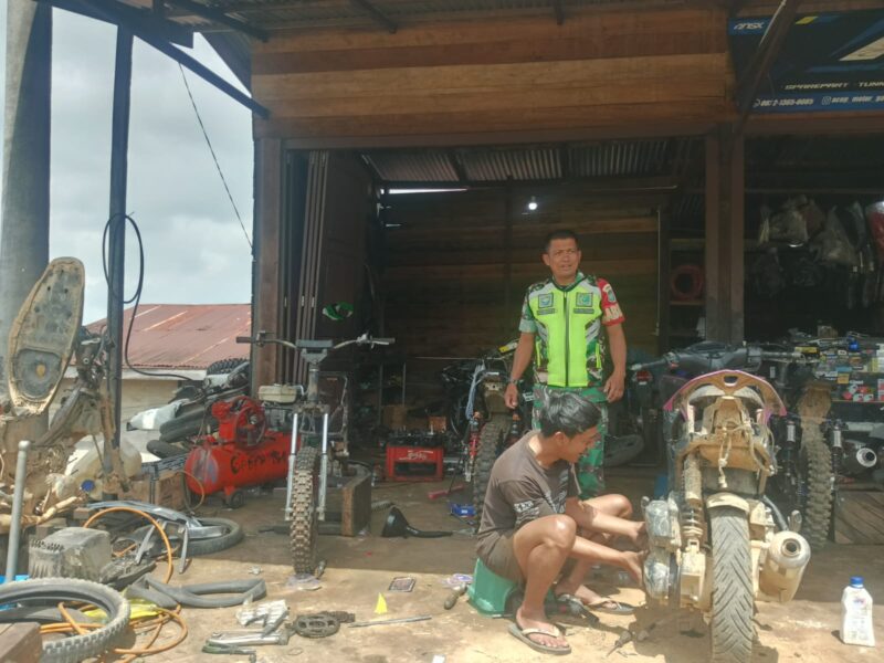 Babinsa Koramil 07/Atu Lintang, Sertu Zikran, melaksanakan komunikasi sosial bersama masyarakat, Sabtu (17/10/2026).dok:Ist