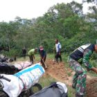 Babinsa Koramil 09/Ketol Sertu Aan Puji S. bergotong royong bersama warga membantu pembuatan jalan kebun di Desa Pantan Reduk, Kecamatan Ketol, Aceh Tengah, Minggu (18/10/2026).dok:Ist