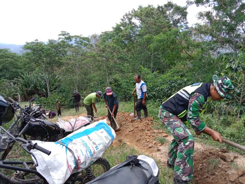 Babinsa Koramil 09/Ketol Sertu Aan Puji S. bergotong royong bersama warga membantu pembuatan jalan kebun di Desa Pantan Reduk, Kecamatan Ketol, Aceh Tengah, Minggu (18/10/2026).dok:Ist