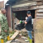 Babinsa Koramil 05/Linge Serda Ihsan melaksanakan komunikasi sosial bersama warga, Minggu (18/10/2026).dok: Ist