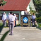 Kapolsek Bandar, Polres Bener Meriah, IPTU Dede Moerdhany, S.H., saat menerima laporan dari pemimpin upacara dalam kegiatan Saweu Sikulah di SMAN 2 Bandar, Senin (19/10/2026).dok:Ist