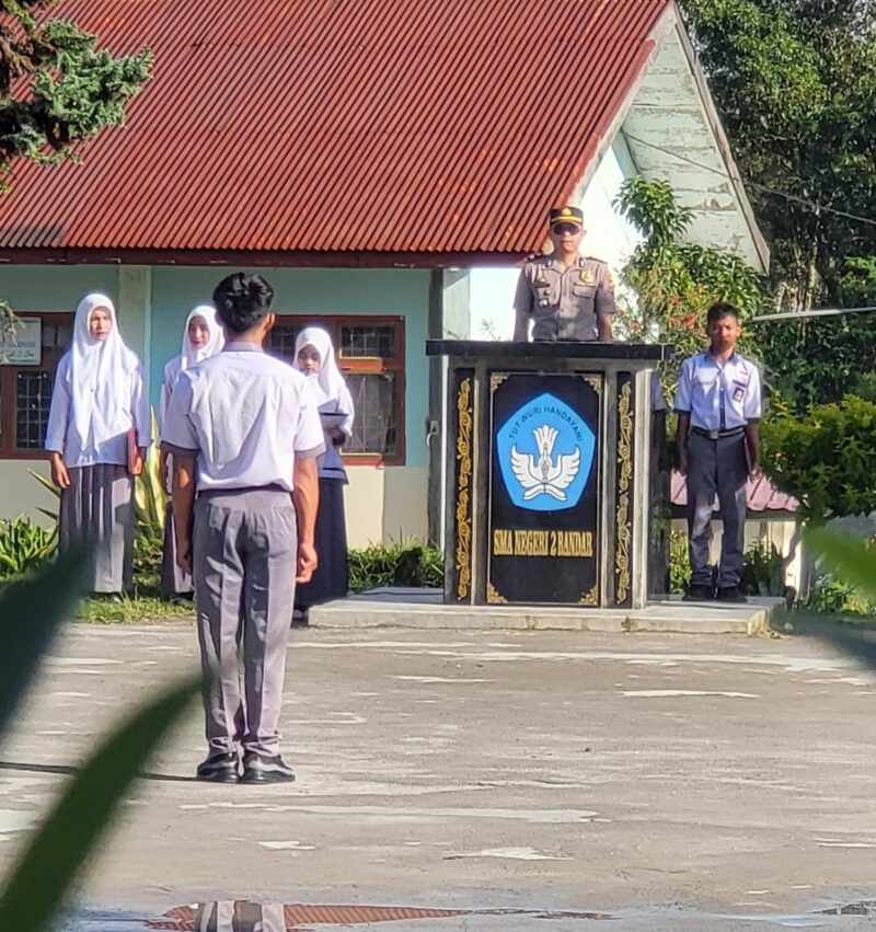 Kapolsek Bandar, Polres Bener Meriah, IPTU Dede Moerdhany, S.H., saat menerima laporan dari pemimpin upacara dalam kegiatan Saweu Sikulah di SMAN 2 Bandar, Senin (19/10/2026).dok:Ist