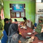 Babinsa Koramil 07/Atu Lintang Sertu Moh. Muhni melaksanakan komsos bersama aparatur desa binaan di Aula Kantor Desa Atu Lintang, Kecamatan Atu Lintang, Kabupaten Aceh Tengah, Senin (19/10/2026).dok : Ist