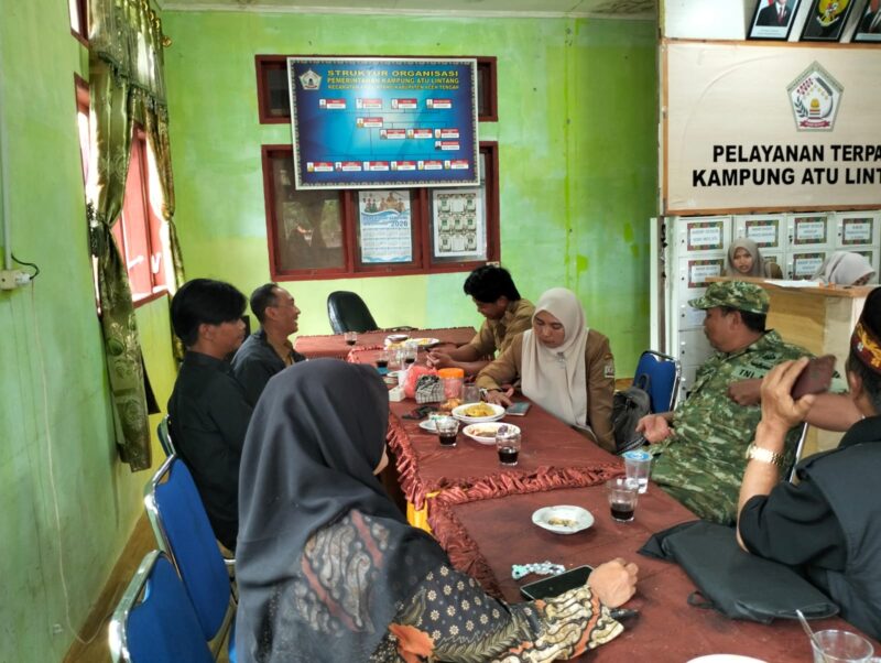 Babinsa Koramil 07/Atu Lintang Sertu Moh. Muhni melaksanakan komsos bersama aparatur desa binaan di Aula Kantor Desa Atu Lintang, Kecamatan Atu Lintang, Kabupaten Aceh Tengah, Senin (19/10/2026).dok : Ist