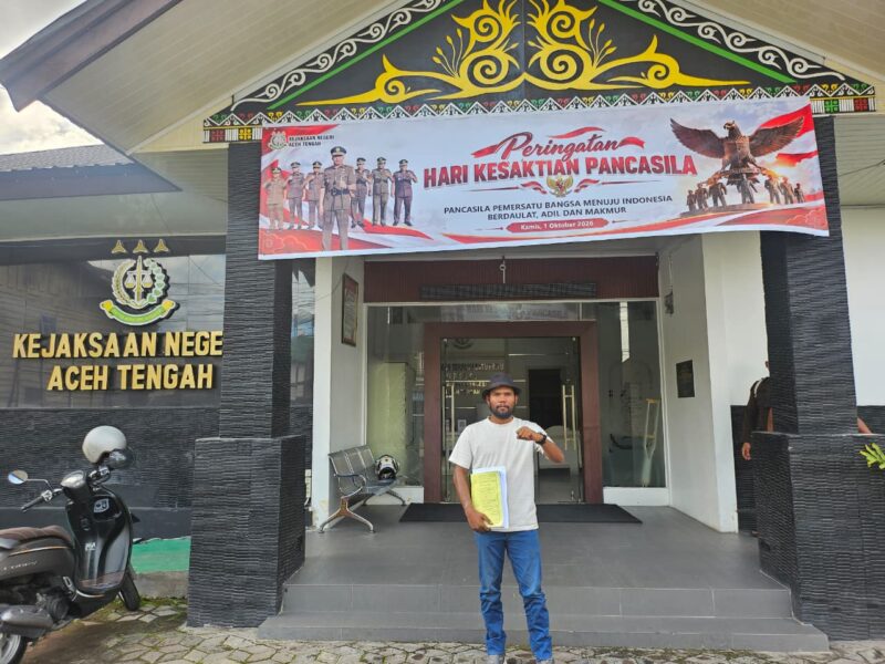 Ket:poto. Aktivis Gayo, Saparuda IB, saat resmi melaporkan dugaan penggelembungan harga (mark-up) dalam pengadaan Alat Permainan Edukasi (APE) pada Dinas Pendidikan dan Kebudayaan (Disdikbud) Kabupaten Aceh Tengah kepada Kejaksaan Negeri Aceh Tengah, Selasa (13/10/2026).Doc:ist.