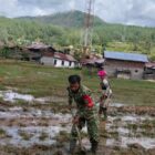 Sertu Yogi Arsadi membantu masyarakat mengolah sawah menjelang musim tanam padi di Desa Kute Baru, Selasa (20/10/2026).dok:Ist