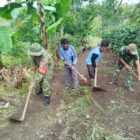 Babinsa Koramil 08/Silih Nara, Koptu Wawan, bersama warga bergotong royong membersihkan jalan di Kampung Arul Relem, Rabu (21/10/2026).dok:Ist