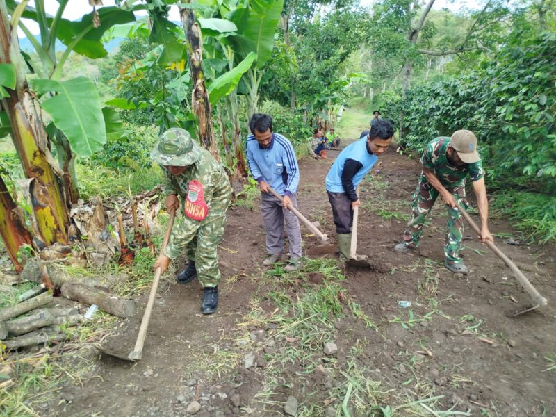 Babinsa Koramil 08/Silih Nara, Koptu Wawan, bersama warga bergotong royong membersihkan jalan di Kampung Arul Relem, Rabu (21/10/2026).dok:Ist