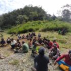 Babinsa Koramil 07/Atu Lintang, Sertu Raswan, melaksanakan komunikasi sosial bersama masyarakat, Rabu (21/10/2026).dok: Ist