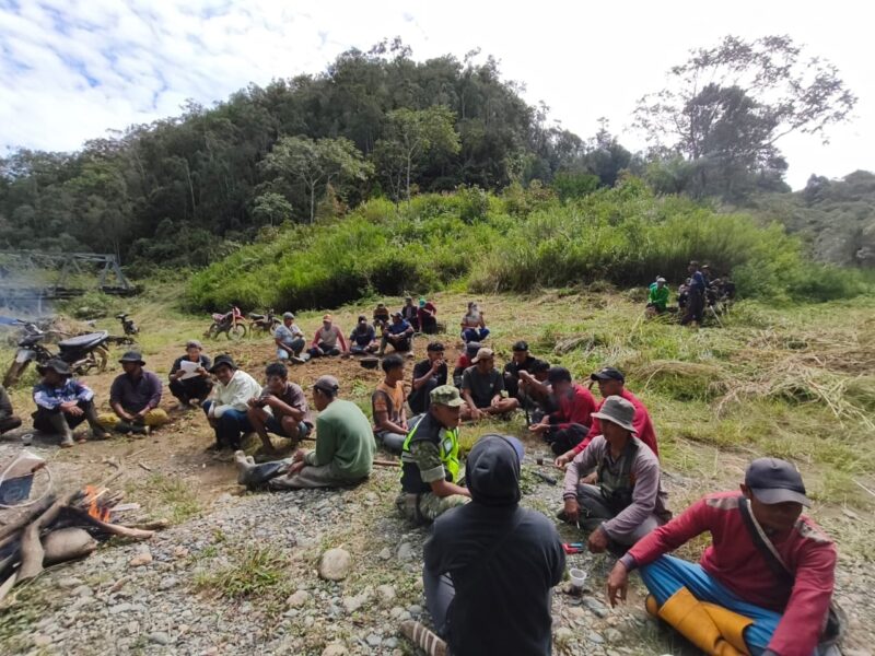 Babinsa Koramil 07/Atu Lintang, Sertu Raswan, melaksanakan komunikasi sosial bersama masyarakat, Rabu (21/10/2026).dok: Ist