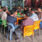 IPTU Dede Moerdhany, S.H., bersama personel Polsek Bandar saat melaksanakan kegiatan Polisi Bersama Masyarakat, Kamis (22/10/2026).dok:Ist