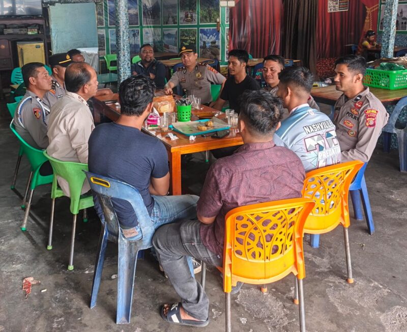 IPTU Dede Moerdhany, S.H., bersama personel Polsek Bandar saat melaksanakan kegiatan Polisi Bersama Masyarakat, Kamis (22/10/2026).dok:Ist