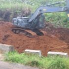 Alat berat jenis ekskavator melakukan pekerjaan pengerukan dan penataan tanah dalam persiapan pembangunan jembatan beton, Kamis (22/10/2026).dok:Ist