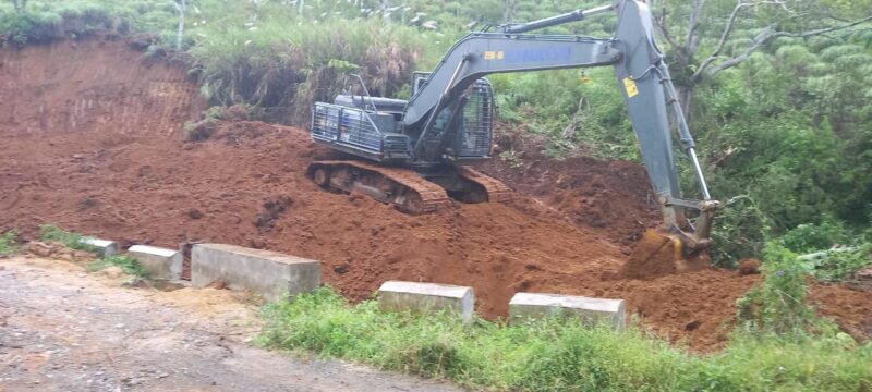 Alat berat jenis ekskavator melakukan pekerjaan pengerukan dan penataan tanah dalam persiapan pembangunan jembatan beton, Kamis (22/10/2026).dok:Ist